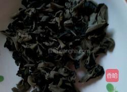 洋葱拌木耳的做法图解2