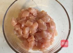 耗油鸡丁配彩椒的做法图解1