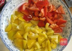 耗油鸡丁配彩椒的做法图解2