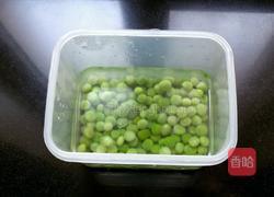 豌豆炒香肠的做法图解2