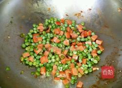 豌豆炒香肠的做法图解9