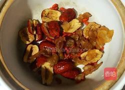 红枣桂圆枸杞红糖水的做法图解3