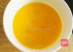 虾仁鸡蛋黄瓜丁炒饭的做法图解2