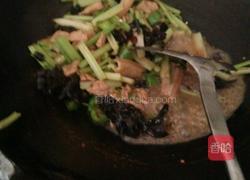 肉片炒芹菜木耳的做法图解3