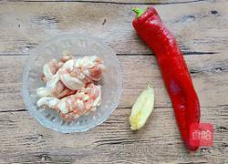 红椒炒肉的做法图解1