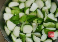 木耳丝瓜虾饺汤的做法图解2