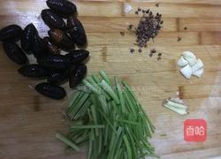 炒蚕蛹的做法图解1