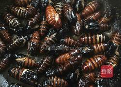 炒蚕蛹的做法图解3