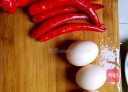 红辣椒炒鸡蛋的做法图解1