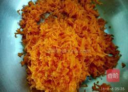 胡萝卜鸡蛋牛奶饼的做法图解1