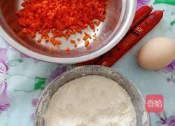 胡萝卜鸡蛋饼卷火腿肠的做法图解1