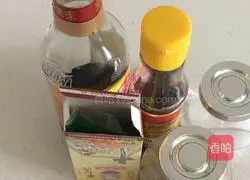 Illustration of how to make shrimp and parsley wontons 3