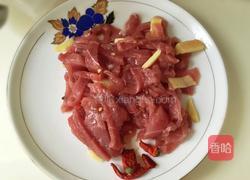 青椒炒肉片的做法图解1