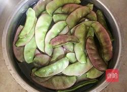 扁豆炒肉片的做法图解1