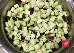 香辣蚝油茄丁煲的做法图解2