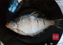 洋葱烧扁鱼的做法图解1