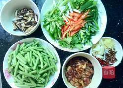 香菇豆角焖面的做法图解2