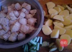 红烧肉炖土豆的做法图解1