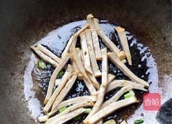 西兰花炒火腿肠的做法图解2