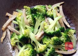 西兰花炒火腿肠的做法图解3