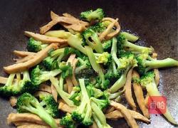 西兰花炒火腿肠的做法图解4