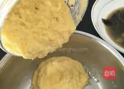 Illustration of how to make golden corn cake 3