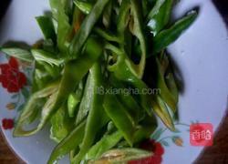 香肠炒辣椒的做法图解1