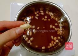 去皮的老醋花生的做法图解3