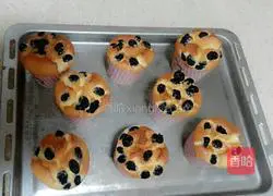 Illustration of how to make paper cup orange grape cake 20