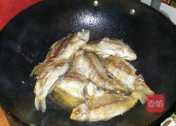 烧小鲫鱼的做法图解5