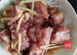 排骨炖酸菜的做法图解1