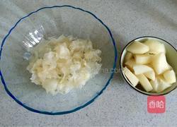 雪梨红枣枸杞银耳羹的做法图解2