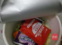 酸菜泡面的做法图解2
