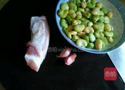 猪油渣炒蚕豆的做法图解1