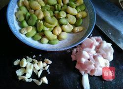猪油渣炒蚕豆的做法图解2