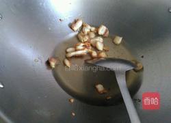 猪油渣炒蚕豆的做法图解4