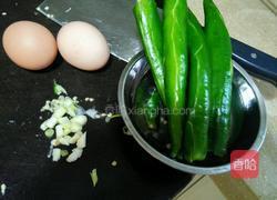 青椒煎荷包蛋的做法图解1