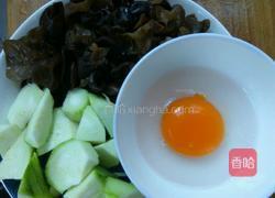 丝瓜鸭蛋炒木耳的做法图解1