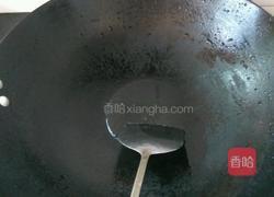 丝瓜鸭蛋炒木耳的做法图解2