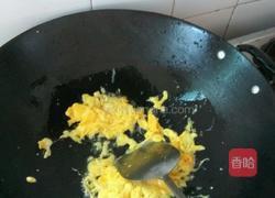丝瓜鸭蛋炒木耳的做法图解3