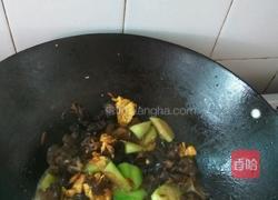 丝瓜鸭蛋炒木耳的做法图解5
