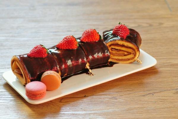 巧克力草莓蛋糕卷
