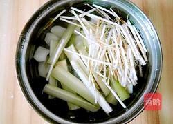 茅根马蹄清汤的做法图解3