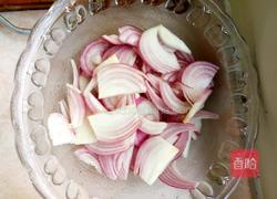 凉拌洋葱木耳的做法图解1