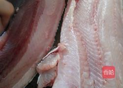 爆炒生鱼片的做法图解1