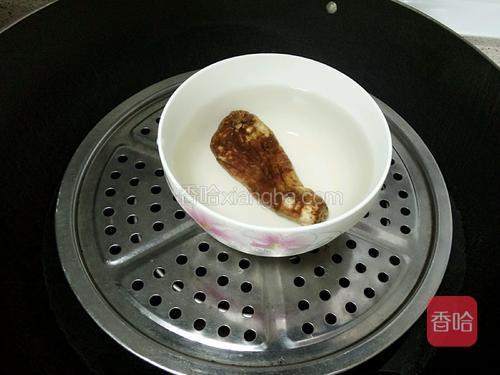 锅里添加适量的水，再把浸泡的天麻上锅蒸1小时。