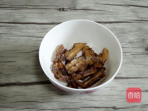 蒸好的天麻切成片备用。