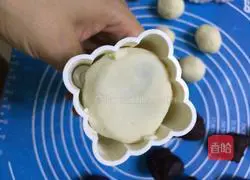 Illustration of how to make snowskin mooncakes 8