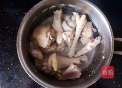 冬瓜菌菇老母鸡汤的做法图解1