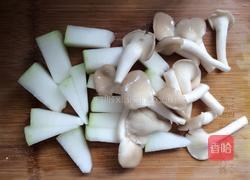 冬瓜菌菇老母鸡汤的做法图解4